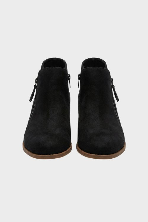 Women's ankle boots with pointed toe and side zip detail – 6