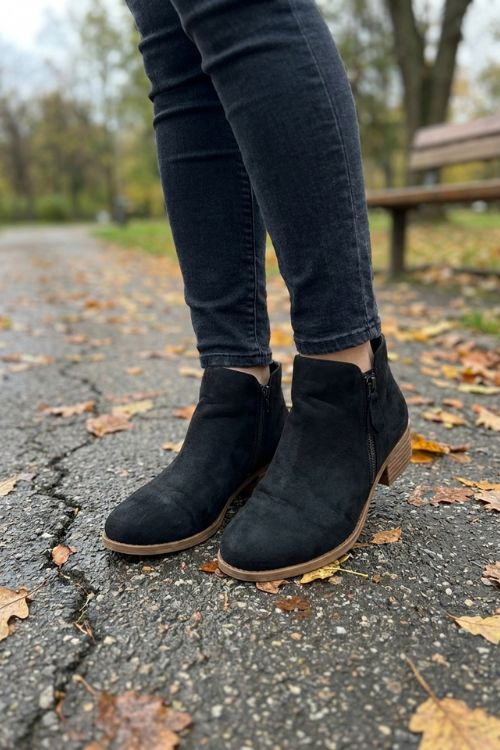 Women's ankle boots with pointed toe and side zip detail – 9