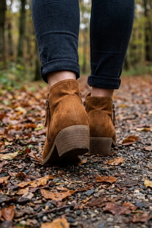 Women's ankle boots with pointed toe and side zip detail – 5