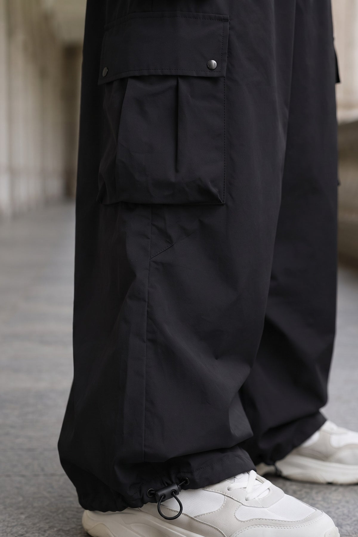 Men's Baggy Cargo Pants | Wide-Leg — Black — detail — on model