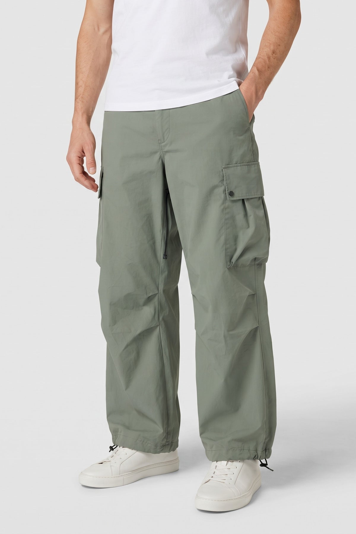 Men's Baggy Cargo Pants | Wide-Leg — Green — front view — on model