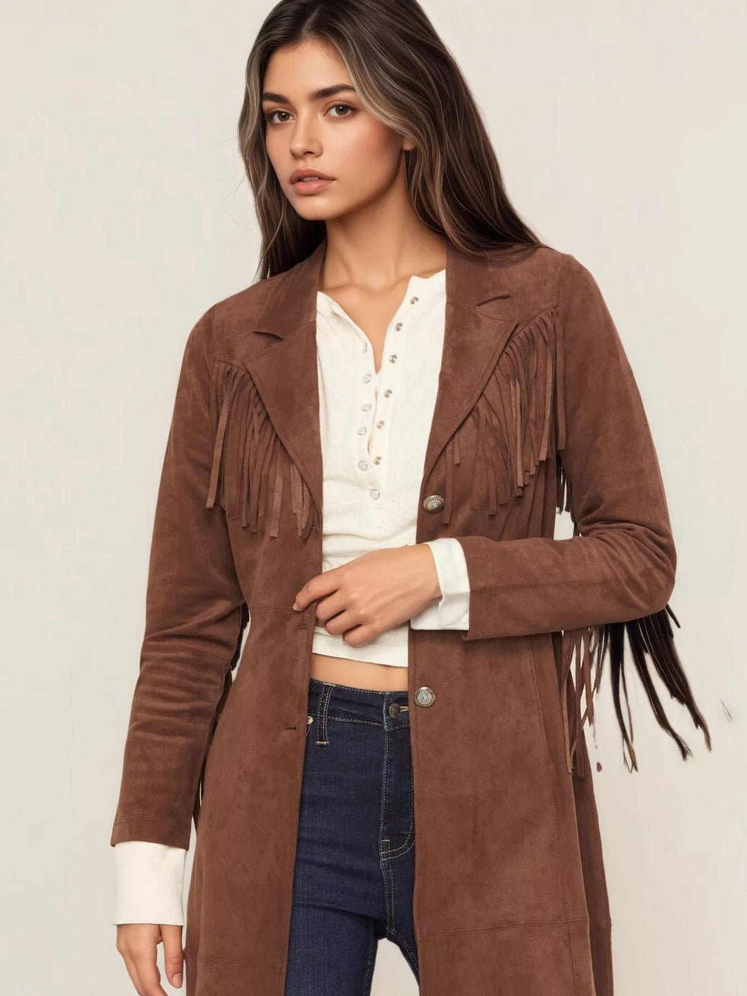 Close-up of the cognac duster coat collar and fringe on the shoulders