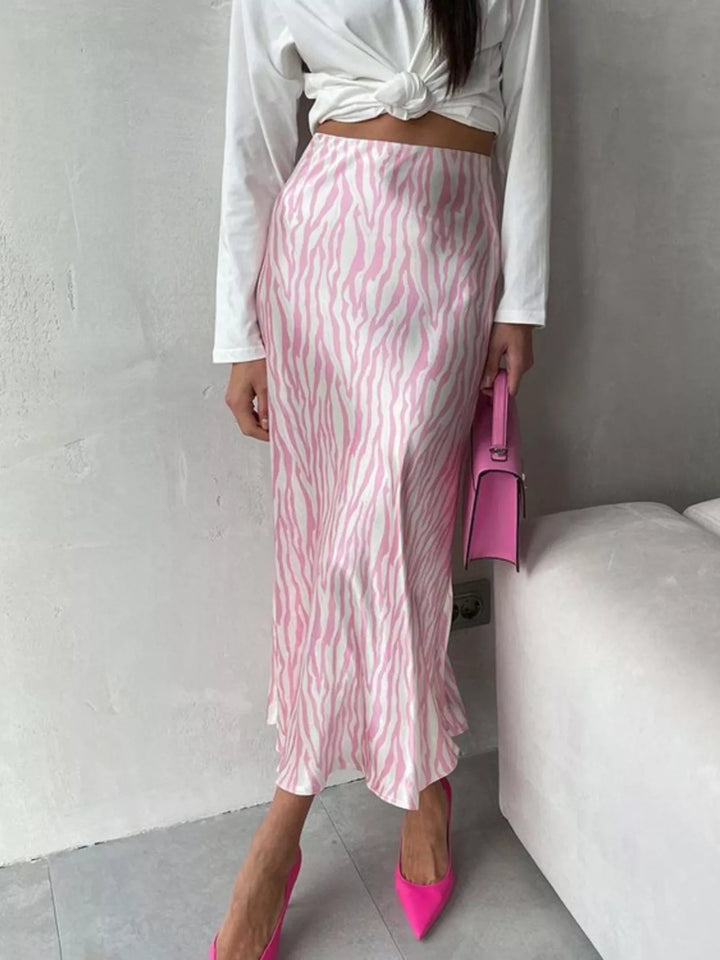 Light pink satin-look midi skirt with a high waist, side angle