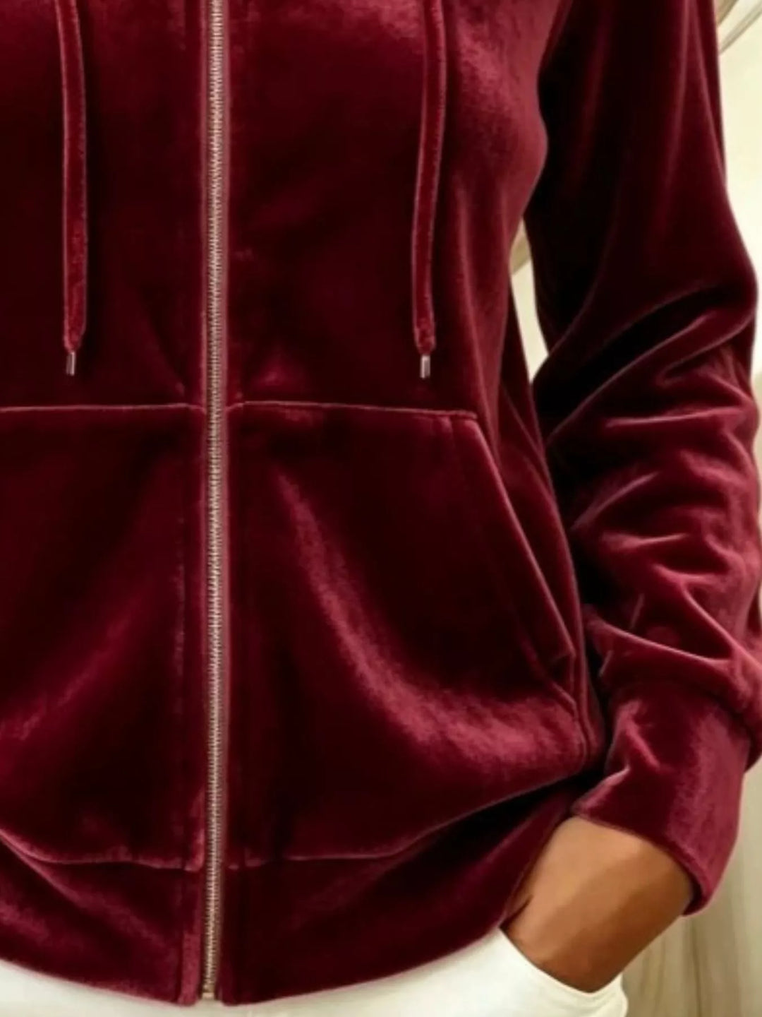 Velvet-look drawstring kangaroo pocket in burgundy, close-up detail 2