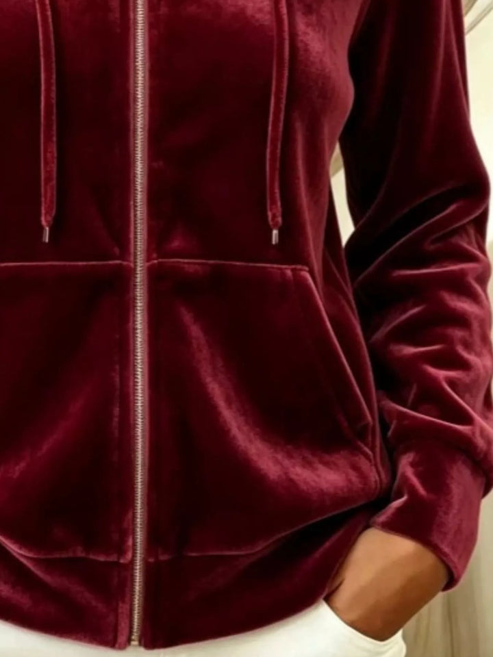 Velvet-look drawstring kangaroo pocket in burgundy, close-up detail 2